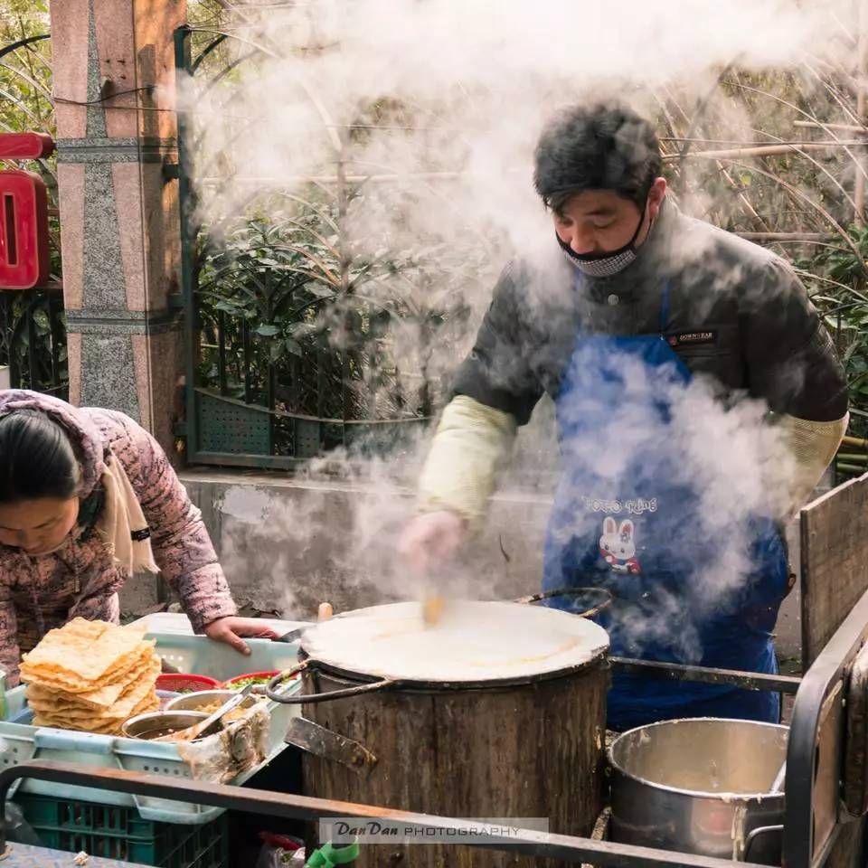 接假睫毛会伤害眼睛吗 接假睫毛的坏处:火狐电竞官网(图2) 火狐电竞